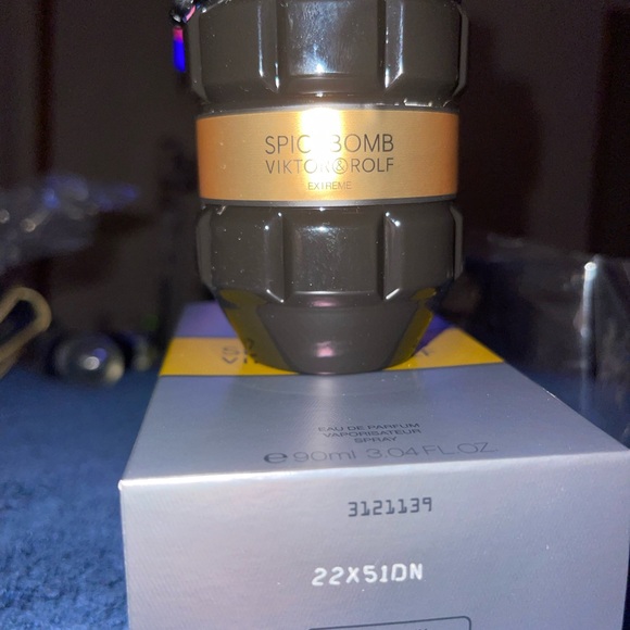 Viktor & Rolf Spicebomb Extreme Eau de Parfum Spray 90ml 3.04 fl. oz. - Picture 3 of 7